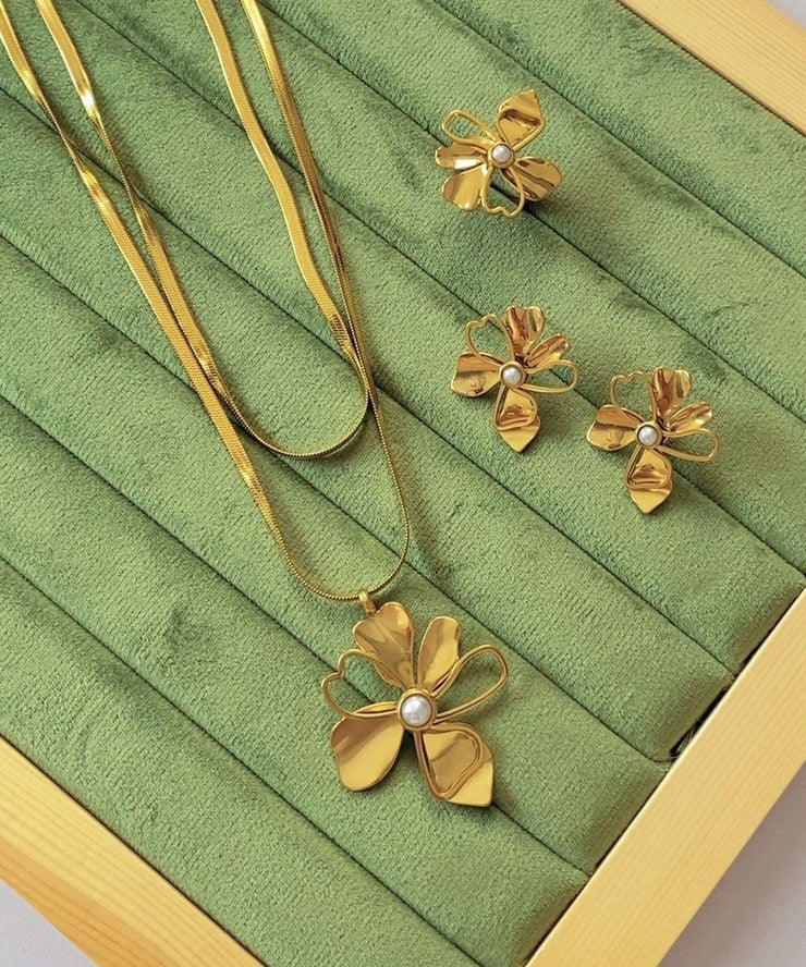 Stylish Gold Copper Overgild Pearl Floral Pendant Necklace, Rings And Stud Earrings Three-Piece Set