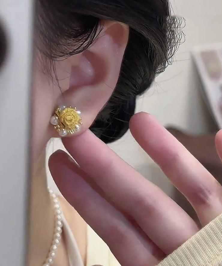 Vogue Gold Copper Alloy Graphic Pearl Stud Earrings
