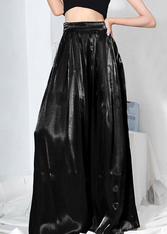 Schöne schwarze, lockere, faltige Sommerhose mit weitem Bein und hoher Taille