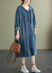 Schicke blaue Denim-Kleid mit Kapuze und Kordelzug Frühling