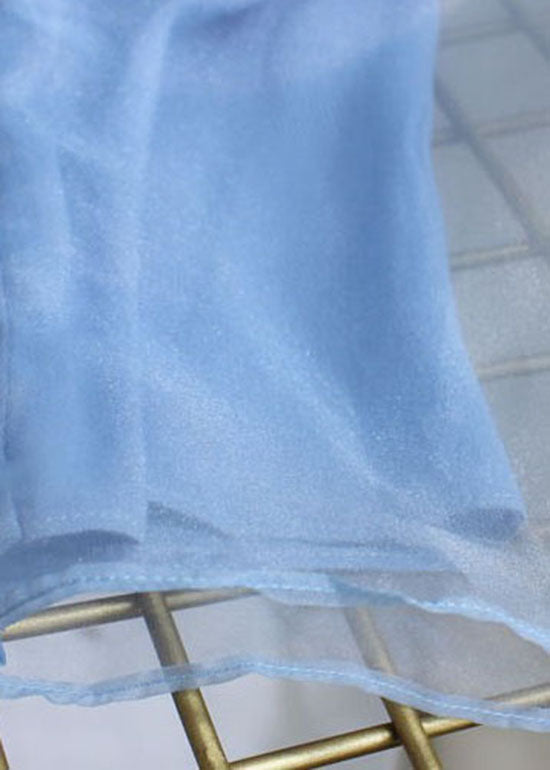 Blauer Stehkragen im chinesischen Stil mit ausgestellten Ärmeln