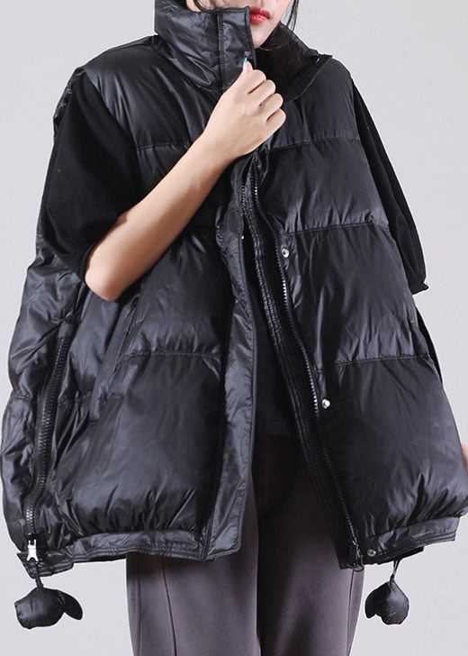 Elegante schwarze Daunenweste mit Reißverschluss. Ärmellose Entendaunenweste