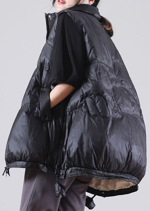Elegante schwarze Daunenweste mit Reißverschluss. Ärmellose Entendaunenweste