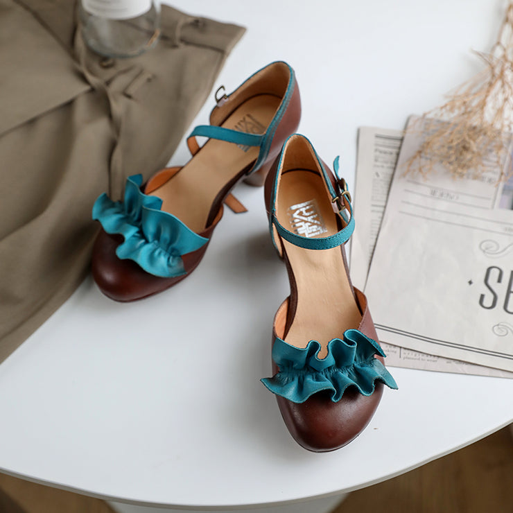Modischer Schnallenriemen, klobige High Heels, graue Rüschen, Rindsleder, klobiger Absatz