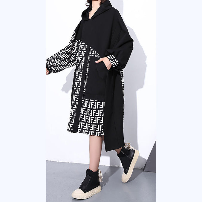 Feines schwarzes Kleid plus Größe Kapuzen-Patchwork-Langmantel Neue asymmetrische Designkleider mit langen Ärmeltaschen