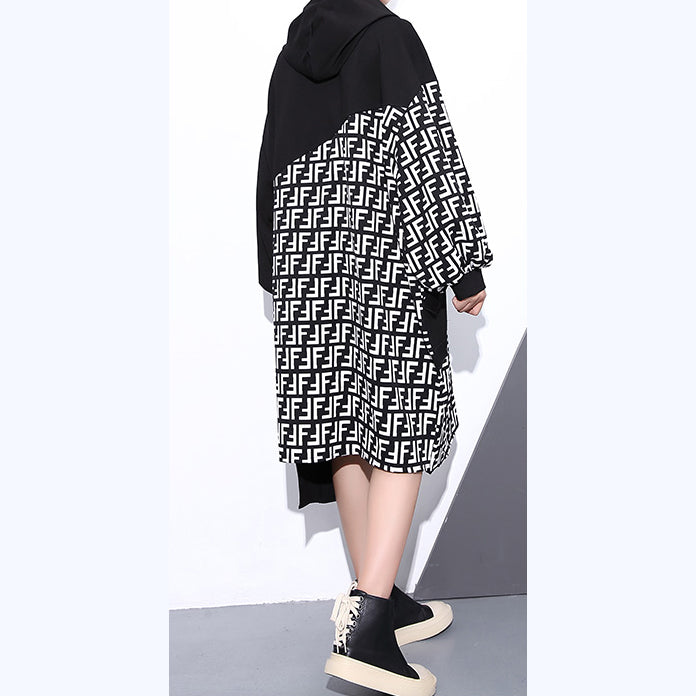 Feines schwarzes Kleid plus Größe Kapuzen-Patchwork-Langmantel Neue asymmetrische Designkleider mit langen Ärmeltaschen