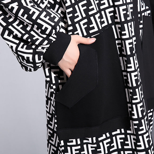 Feines schwarzes Kleid plus Größe Kapuzen-Patchwork-Langmantel Neue asymmetrische Designkleider mit langen Ärmeltaschen