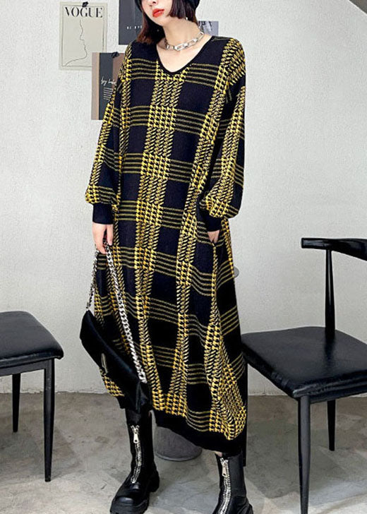 Italienisches gelbes kariertes Herbst-Strickkleid mit V-Ausschnitt
