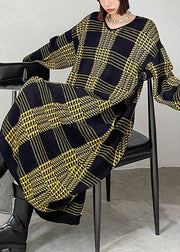 Italienisches gelbes kariertes Herbst-Strickkleid mit V-Ausschnitt