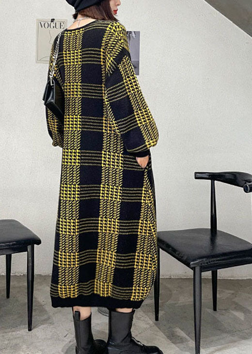Italienisches gelbes kariertes Herbst-Strickkleid mit V-Ausschnitt