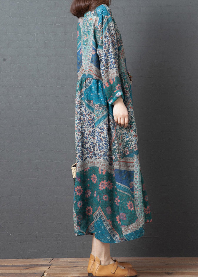 Hellblaues, lockeres, langes Leinenkleid mit langen Ärmeln