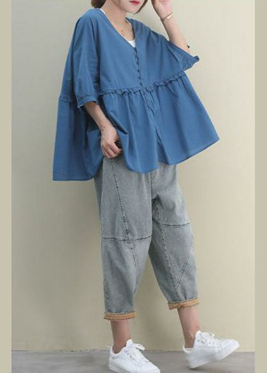 Modernes, blaues, zerknittertes Patchwork-Herbsthemd mit V-Ausschnitt und halben Ärmeln