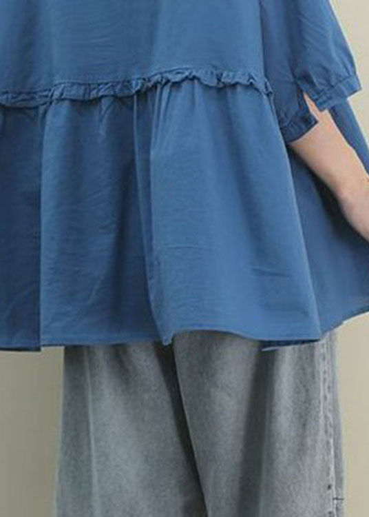 Modernes, blaues, zerknittertes Patchwork-Herbsthemd mit V-Ausschnitt und halben Ärmeln
