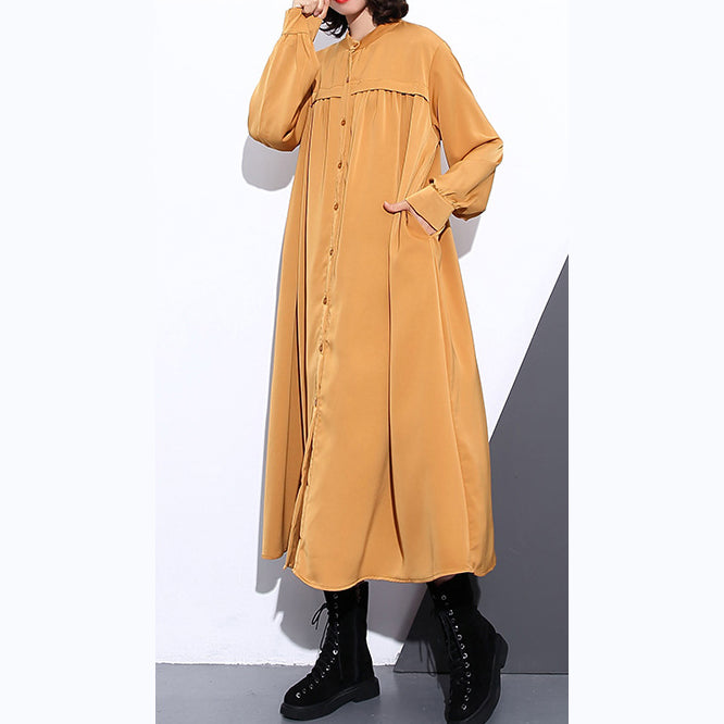 Neue gelbe Seiden-Baumwoll-Mischkaftane plus Größe Kleidung Stehkragen Seiden-Baumwoll-Mischkleidung Kleid feine Taschen Cinched Kaftane