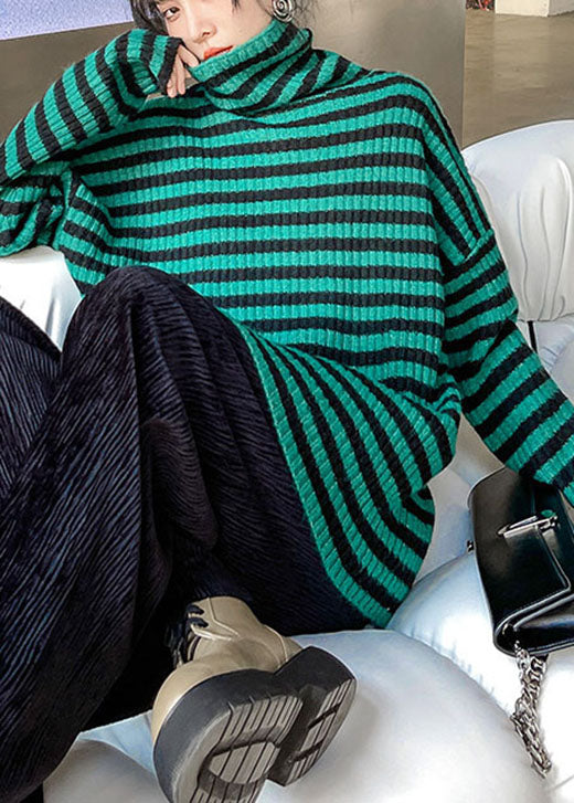 Gestreifter gemütlicher Herbst-Strickpullover mit Rollkragen in Bio-Qualität