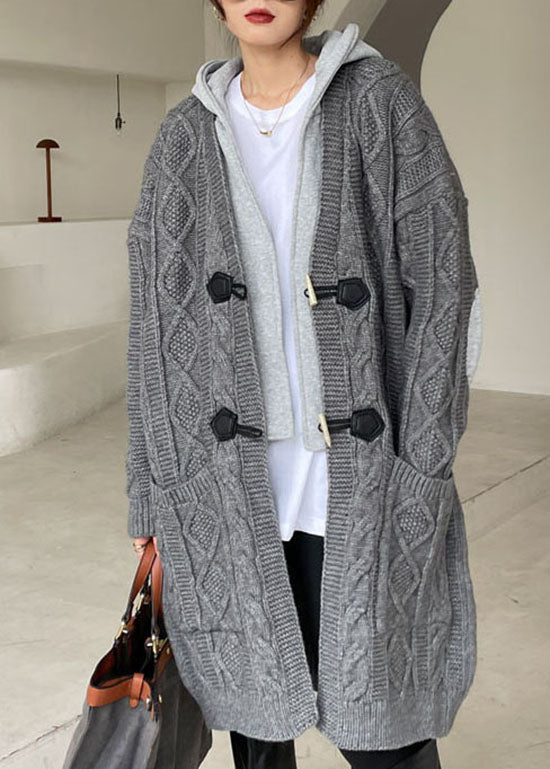 Grauer Patchwork-Strickpullover mit Kapuze und Wintermantel in Übergröße