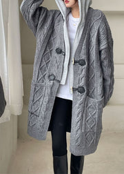 Grauer Patchwork-Strickpullover mit Kapuze und Wintermantel in Übergröße