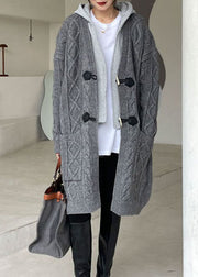 Grauer Patchwork-Strickpullover mit Kapuze und Wintermantel in Übergröße