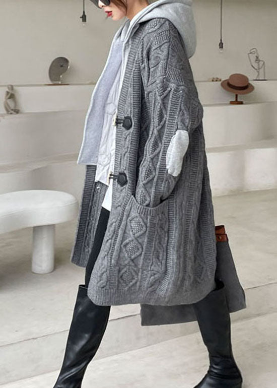Grauer Patchwork-Strickpullover mit Kapuze und Wintermantel in Übergröße