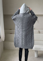 Grauer Patchwork-Strickpullover mit Kapuze und Wintermantel in Übergröße