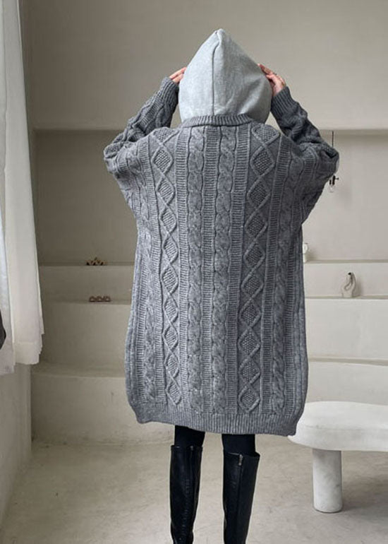 Grauer Patchwork-Strickpullover mit Kapuze und Wintermantel in Übergröße