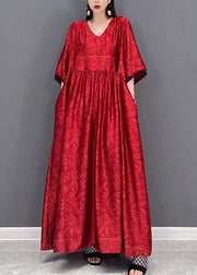Rotes langes Seidenkleid im chinesischen Stil mit zerknitterten kurzen Ärmeln