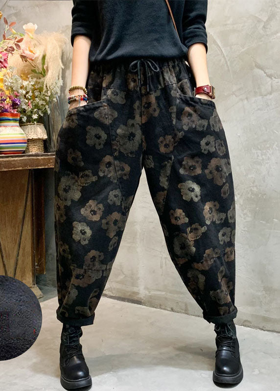 Stilvolle schwarze Denim-Hosen mit Blumentaschen im Winter