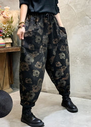 Stilvolle schwarze Denim-Hosen mit Blumentaschen im Winter