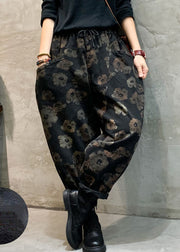 Stilvolle schwarze Denim-Hosen mit Blumentaschen im Winter