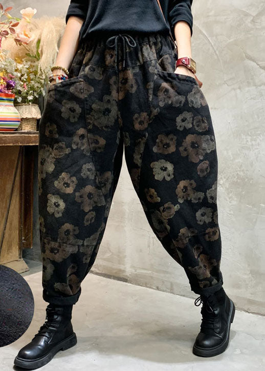 Stilvolle schwarze Denim-Hosen mit Blumentaschen im Winter